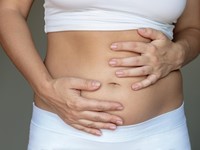 Hinchazón abdominal en verano: cuáles son sus causas y cómo prevenirla